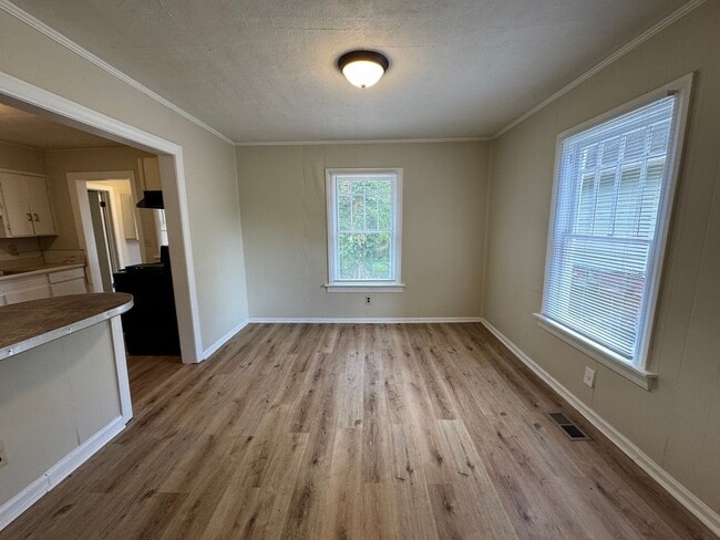 Building Photo - Cozy 3/1 House in South Rome