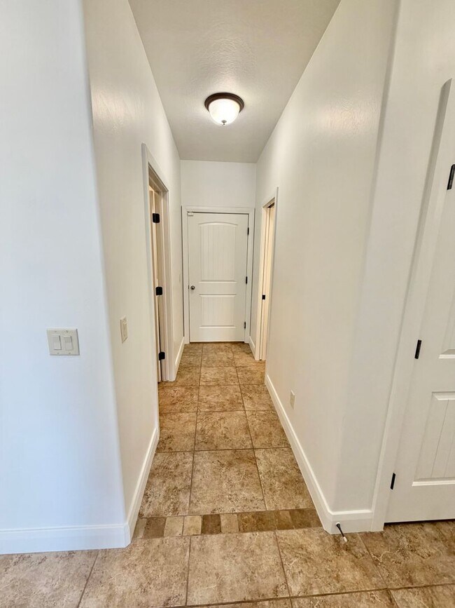 Building Photo - 988 E Silver Falls Dr