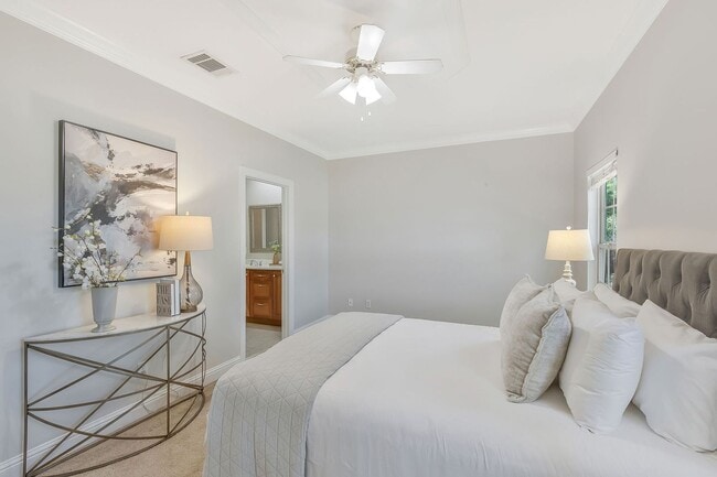 Building Photo - FABULOUS LOCATION!! 2BEDROOM 2 BATH TOWNHO...