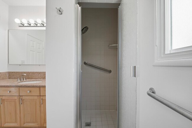 Building Photo - 2 bedroom, den and 1.5 bath, a few blocks of SPHS