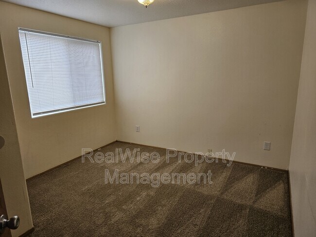 Building Photo - 6101 NE 44th Cir