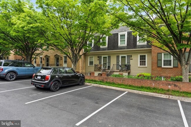 Building Photo - 3209 Sutton Pl NW