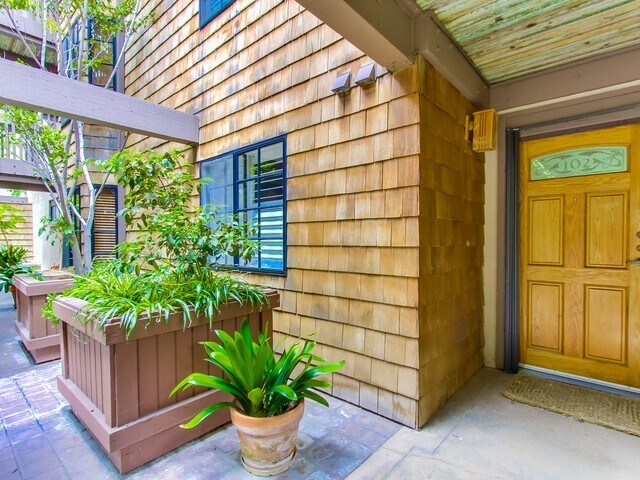 Building Photo - 8860 Villa La Jolla Dr
