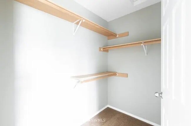 Building Photo - Move in ready home with 4 beds 2.5 bath and 3 car garage