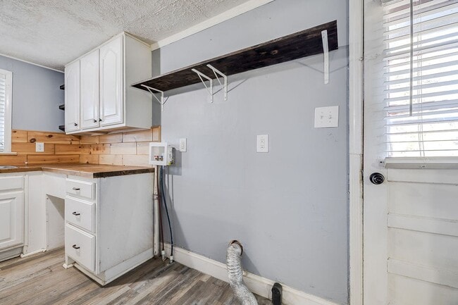 Building Photo - Charming 3-Bedroom 1.5 Bath Cottage-Style Bungalow with Open Floorplan and Kitchen Island