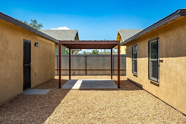 Building Photo - 615 S Santa Rita Ave
