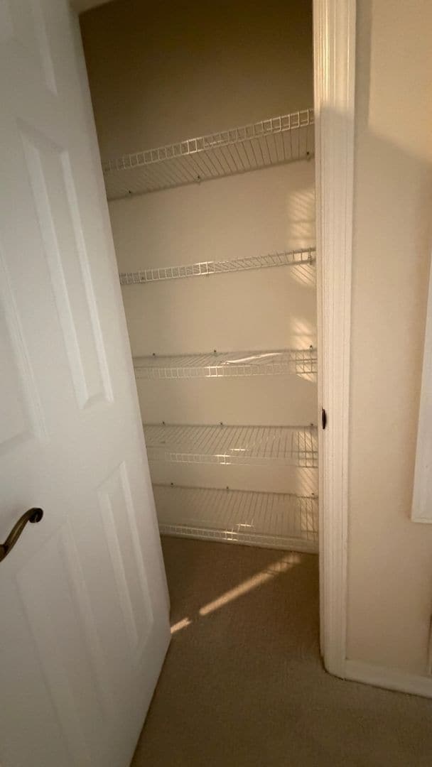 Building Photo - Beautiful 2 bed & 2.5 bath townhome