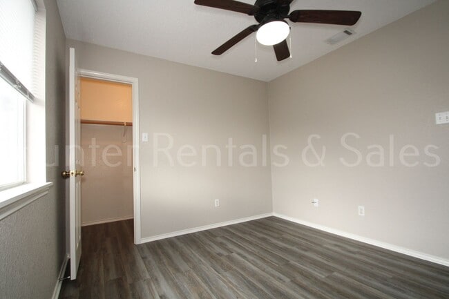 Building Photo - Close to Schools off of Chantz Drive!