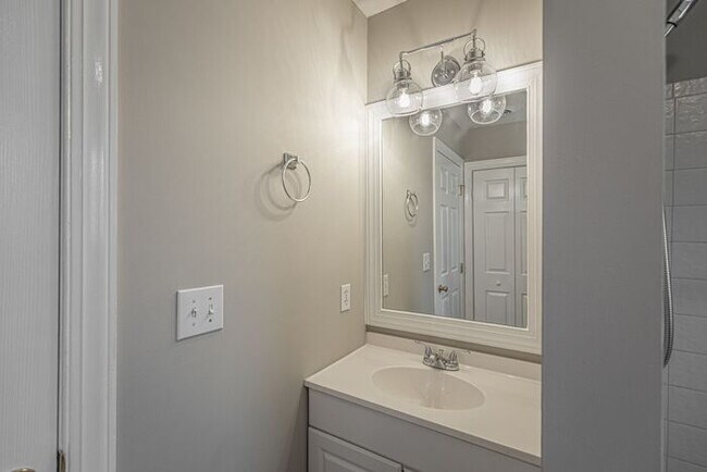 Building Photo - NW Large Updated Home! LR, DR, Den, FP, Ha...