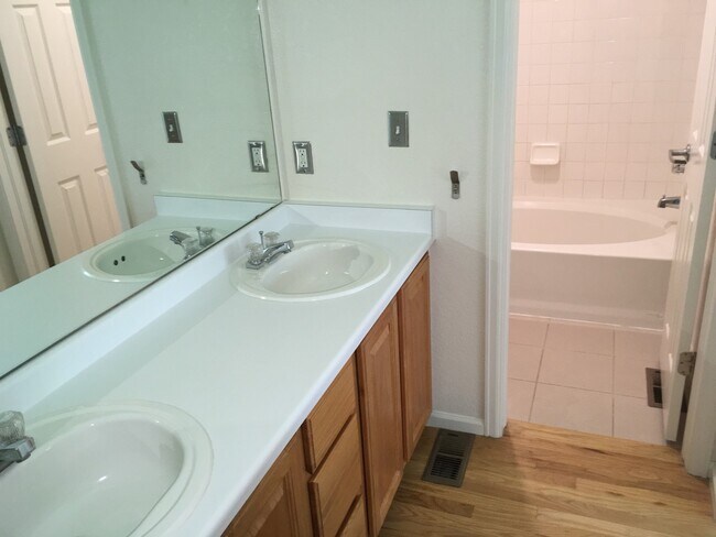 Building Photo - Modern Waneka Lake 4 Bedroom, 3 Bath Prett...