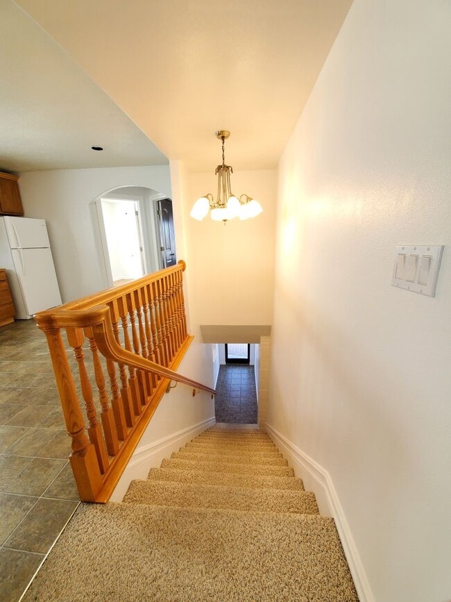 Building Photo - Spacious apartment! January rent FREE with 12 month lease!