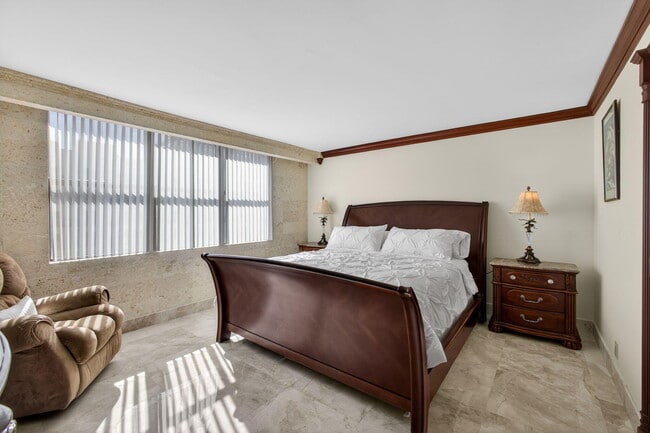 Building Photo - 3400 N Ocean Dr