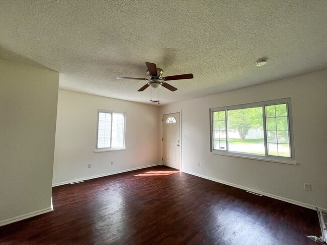 Building Photo - 3 bedroom maumee schools