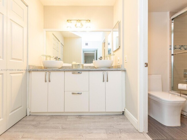 Building Photo - 3701 N Country Club Dr