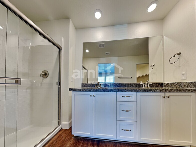 Building Photo - 1501 Garden Swing Ave