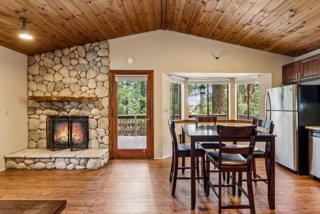 Building Photo - 725 Ivy Ln