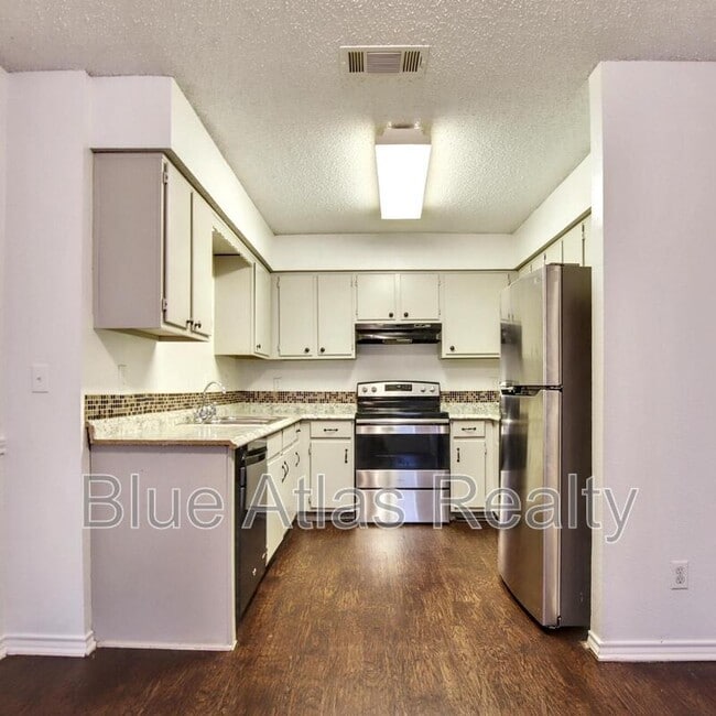 Building Photo - 916 Hilltop Dr