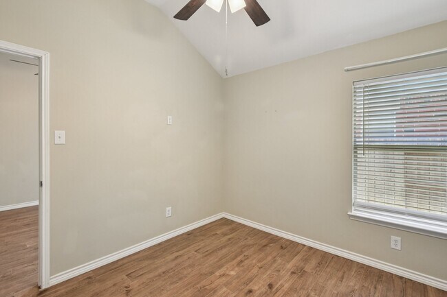 Building Photo - 3026 Sunset Park Dr