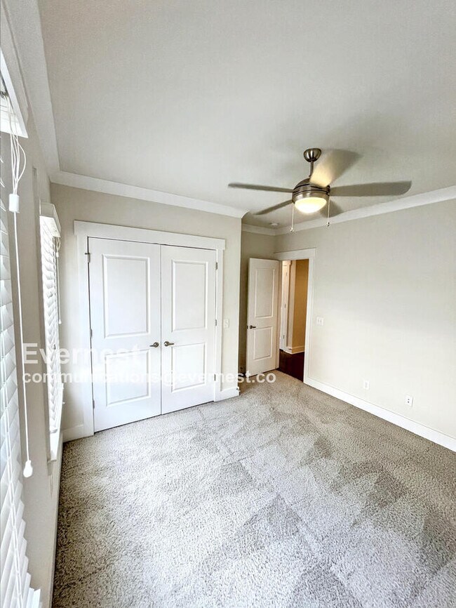 Building Photo - Spacious Town Home with Fenced Yard and Ample Parking