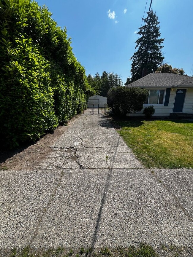 Building Photo - Fully Renovated 2 BD and 1 BA w/ detached ...