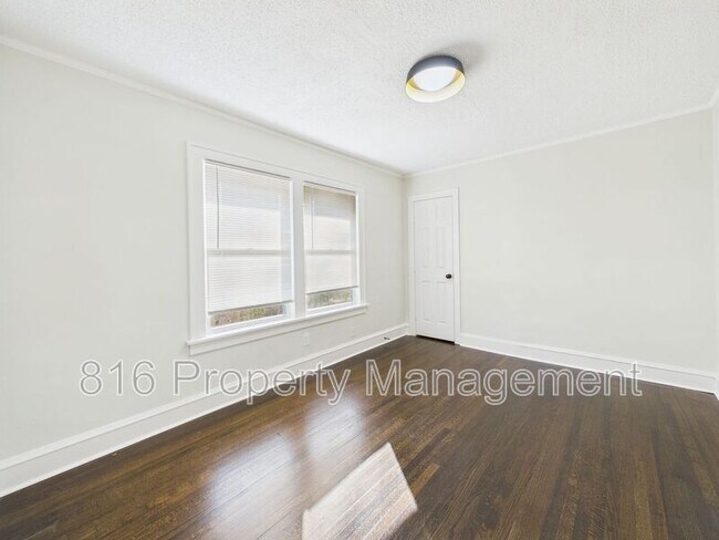 Building Photo - 4542 Chestnut Ave