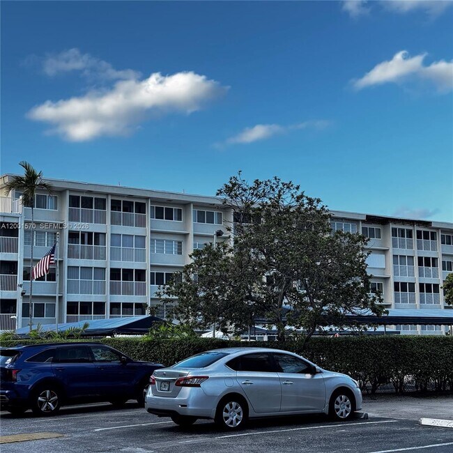 Building Photo - 215 SE 3rd Ave