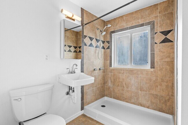 Building Photo - This Renovated Lakewood Ranch is perfect f...