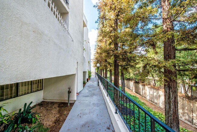 Building Photo - Modern Style 3 Bed / 3 Bath Townhouse + Bonus Room in North Alhambra!