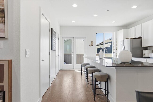 Building Photo - 814 N Bluff Dr