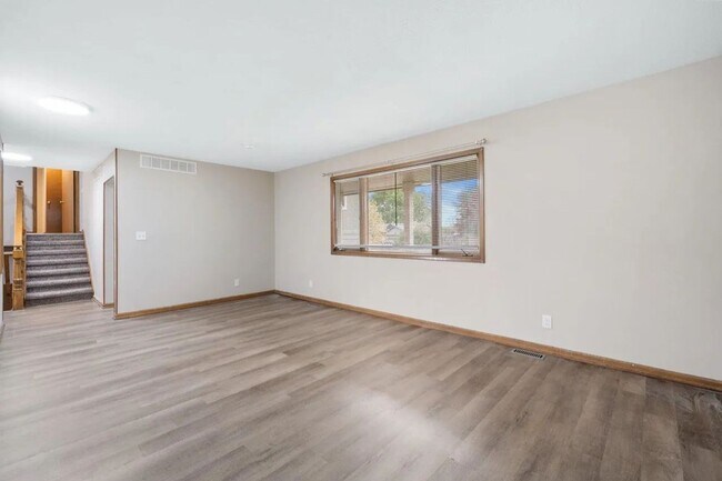 Building Photo - HUGE 4 Bedroom, 3.5 Bathroom!
