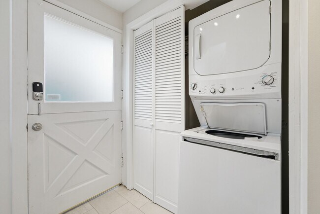 Building Photo - Newly Remodeled 3-Bedroom on Balboa Island – Steps from Shops and the Ferry