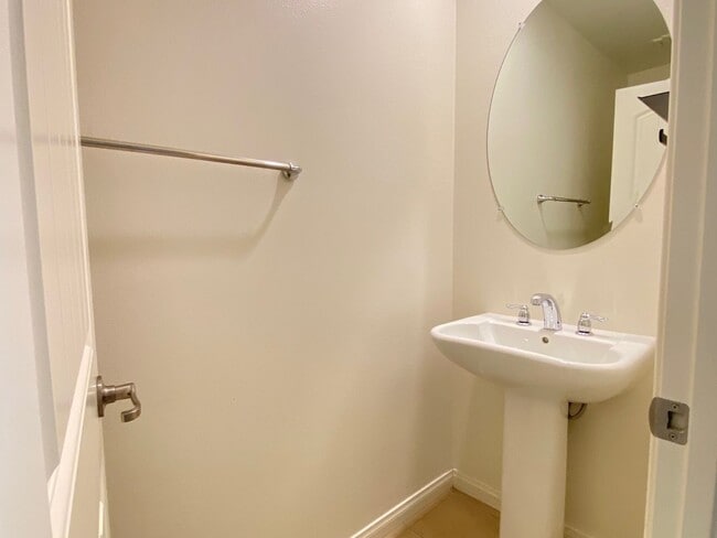 Building Photo - Beautiful 6 bed and 4.5 bath home in West ...