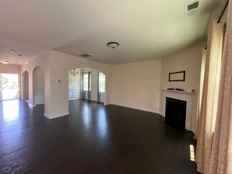 Building Photo - Room in House on Ebbets Rd