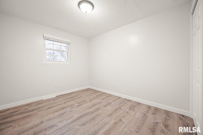 Building Photo - 6822 N Kimberly Dr