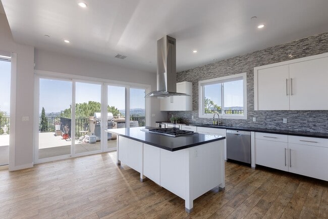 Building Photo - 4 Br 5 Ba with STUNNING VIEWS and Jacuzzi