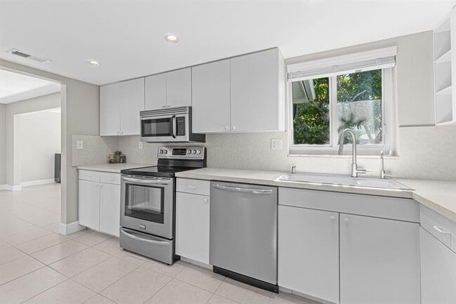 Building Photo - 330 S Golf Blvd
