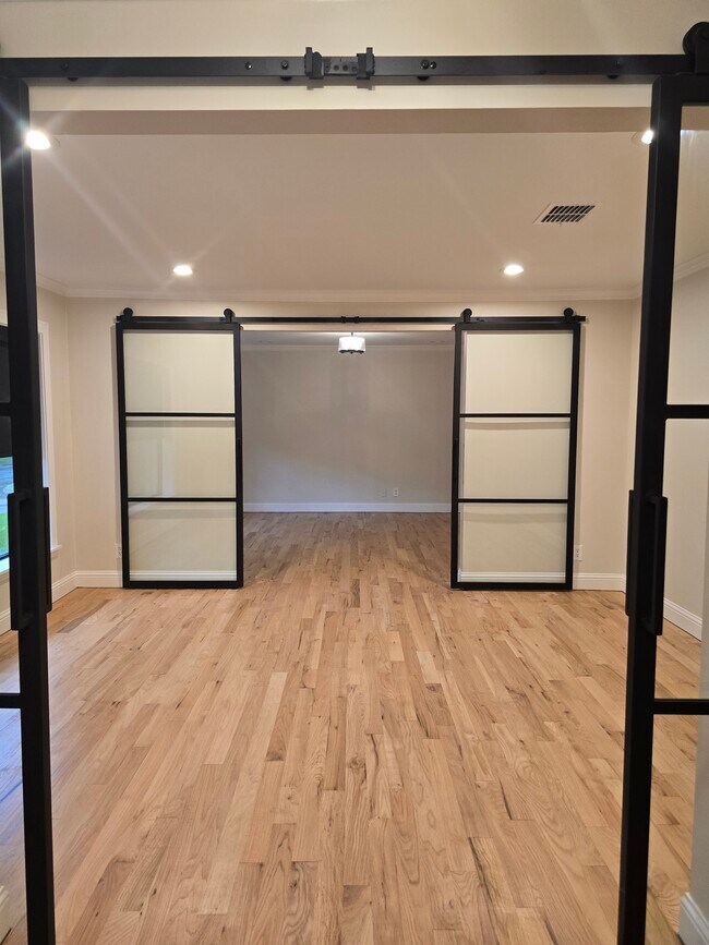 Building Photo - 8107 San Leandro Dr