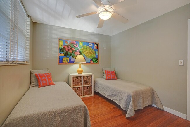 Building Photo - 1831 Sabal Palm Dr