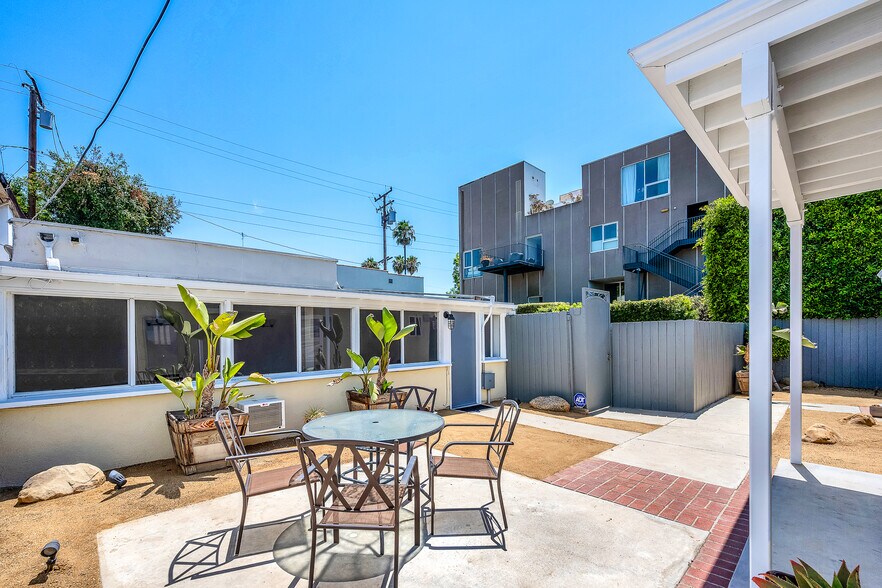 Building Photo - 910 N Hayworth Ave