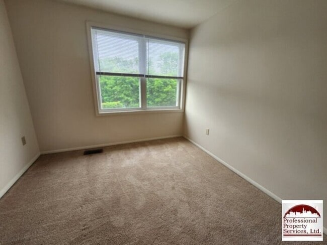 Building Photo - Upgraded End Unit In Amber Meadows