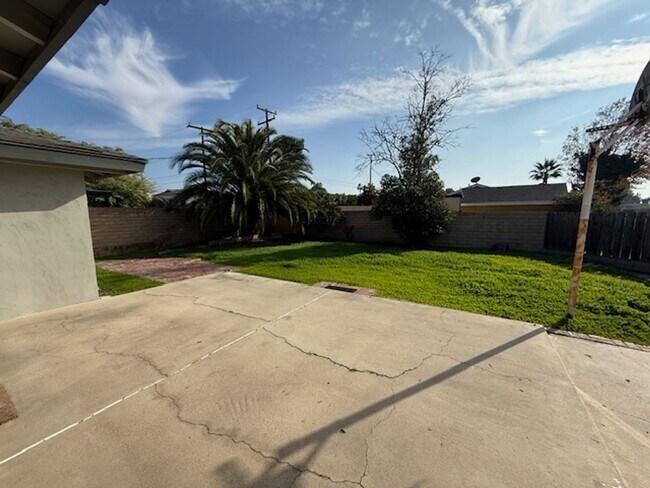 Building Photo - Large Corner lot with Lots of Curb Appeal