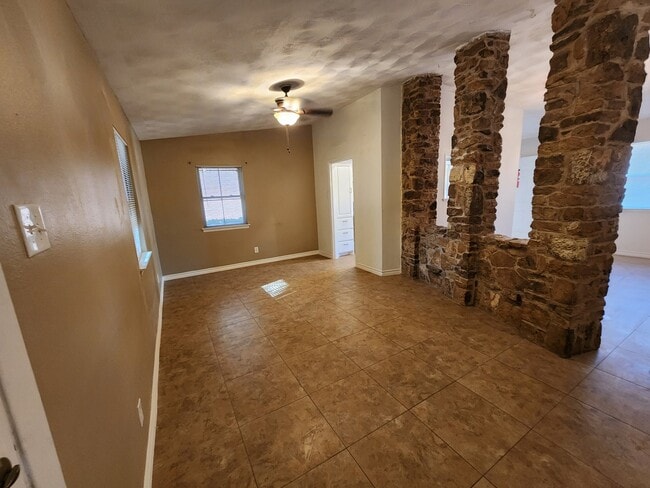 Building Photo - 2210 Newcastle Dr