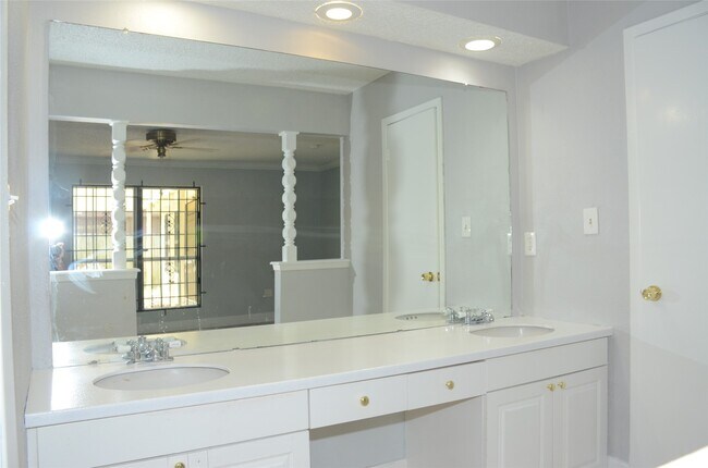 Building Photo - 6502 Briar Terrace Dr