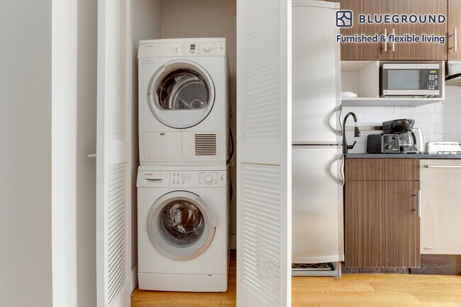 Building Photo - 515 W 47th St