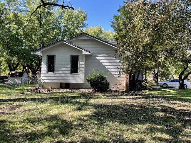 Building Photo - 1120 E James St