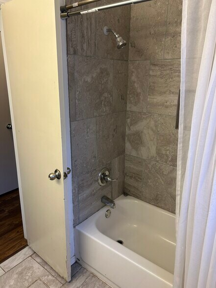 hall bathroom - 1317 Lakecrest Dr