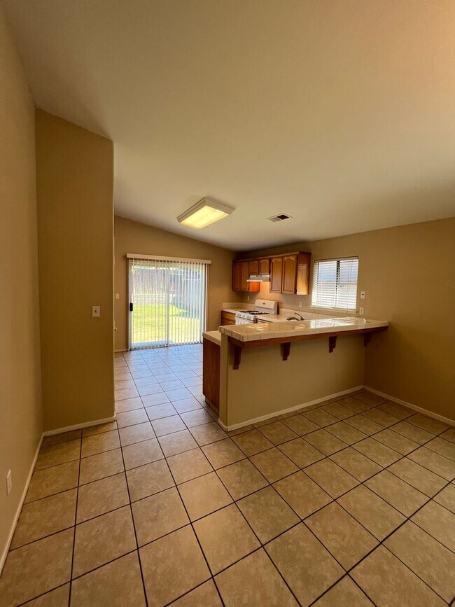 Building Photo - 2902 Tar Springs Ave