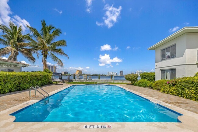 Building Photo - 2250 Bay Dr