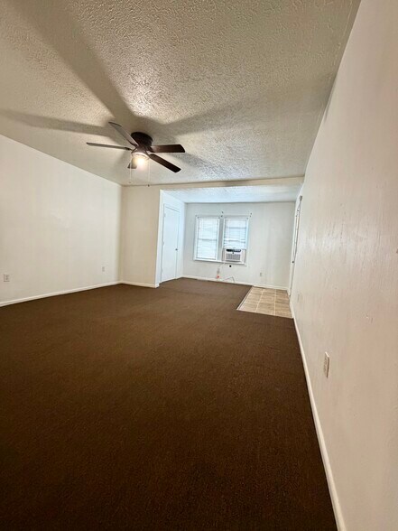 Building Photo - 520 Knowles Ln