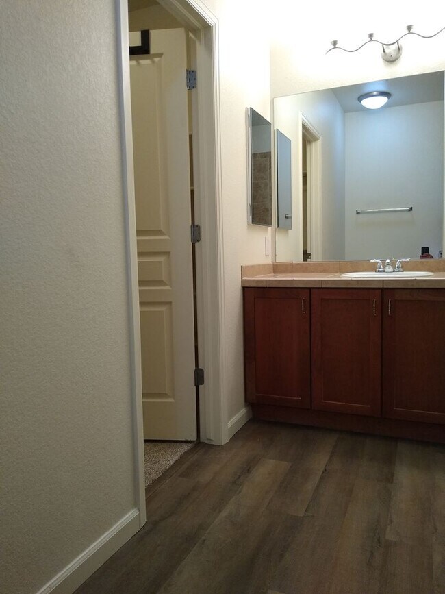 Building Photo - Beautiful and Spacious 3 Bedroom 2 Bath To...